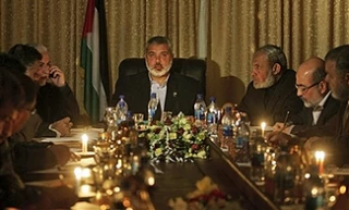 جلسه کابینه قانونی دولت فلسطین در زیر نور شمع  (گزارش تصویری)