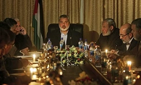 جلسه کابینه قانونی دولت فلسطین در زیر نور شمع  (گزارش تصویری)