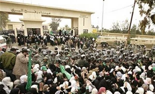 عبور هزاران فلسطینی از گذرگاه رفح