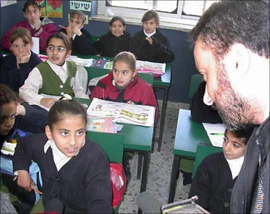 معلمو الضفة یضربون مجددا احتجاجا