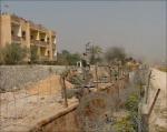 مسیرة فلسطینیة  نحو معبر اسرائیلی