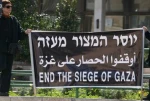 عرب وأجانب یحاولون کسر حصار غزة