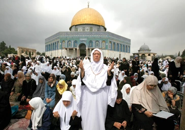 الالاف یصلون بالأقصى یوم القدس