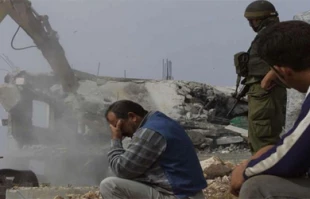 فلسطینی ساکن قدس مجبور به تخریب خانه خود شد