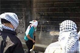 تخریب بخشی ازدیوار حائل توسط فعالان فلسطینی