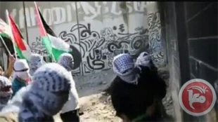 تخریب بخشی ازدیوار حائل توسط فعالان فلسطینی