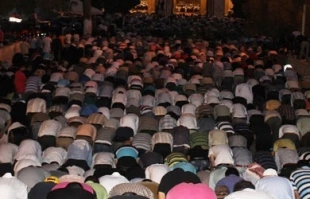 حضور 500هزار فلسطینی درمسجد الاقصی درشب قدر