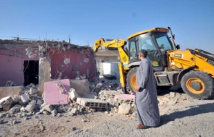 اجبار یک فلسطینی بتخریب منزلش