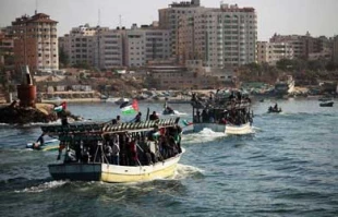 Hundreds of Gazans protest at sea