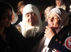 زیاد غنیمات و زوجته یتاخران 30 عاما عن الزواج بسبب العدو