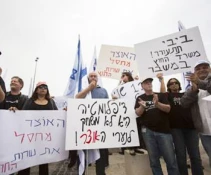 Israeli FM may seek court order against strikers