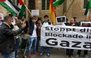 Mass protests in denunciation of Peres' visit to Norway