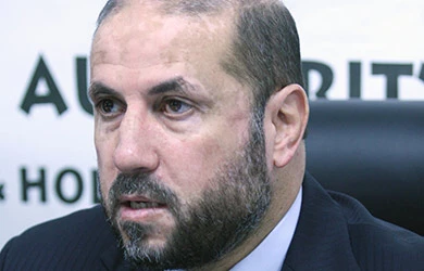 طرد "الهباش" من الأقصى بالحجارة والبیض