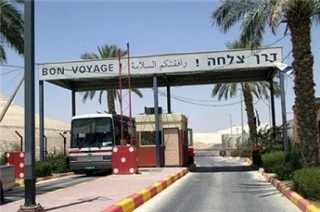 الاحتلال یصادر أموال الفلسطینیین على المعابر