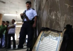 مستوطنون یحرقون مسجد المغیر برام الله