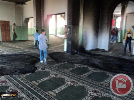 مستوطنون یحرقون مسجد المغیر برام الله