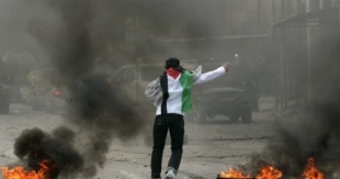 بعد 27 عاماً.. انتفاضة الحجارة تعود بالسکاکین والدهس