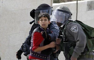 "إسرائیل" تنتهک حق 200 فلسطینی قاصر فی سجونها