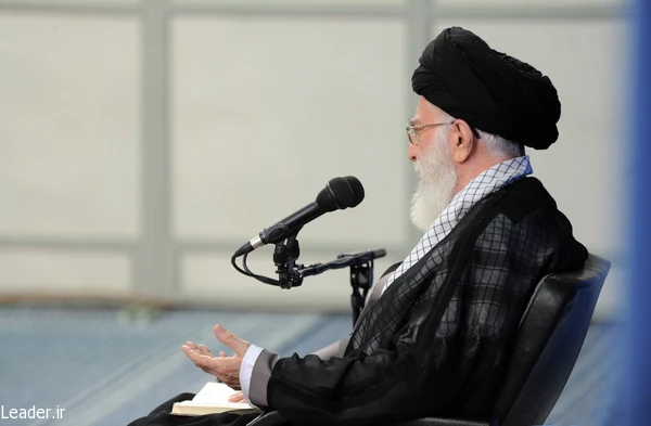 قائد الثورة الاسلامیة: علی حکام السعودیة ان یتحملوا المسؤولیة بدلا من اللجوء الی الاسقاط ویعتذروا للامة الاسلامیة
