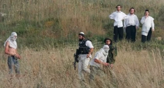 إصابة طفل بمهاجمة المستوطنین منزل عائلته فی یطا