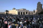 200 غزَّي يتوجهون لأداء صلاة الجمعة في الأقصى