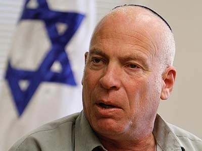 اریئیل: یجب على یعالون ان یبقى فی اسرائیل لیدیر الحرب على الفلسطینیین کما ینبغی