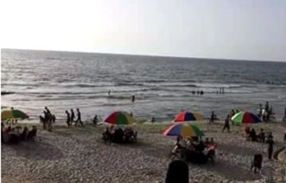 ساکن غزه از شدت گرما و نبود برق، به ساحل  پناه برده اند