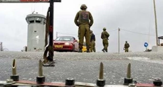 الاحتلال یعتقل 4 شبان على حاجز حوارة بزعم حیازتهم سکاکین