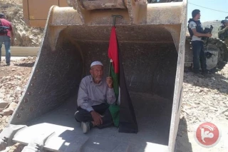 فلسطینی ها جلوی بولدوزرهای اسرائیلی