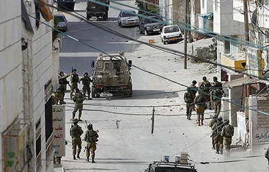 قوات الاحتلال تعتقل (23) مواطناً من الضفة بینهم (14) من الخلیل