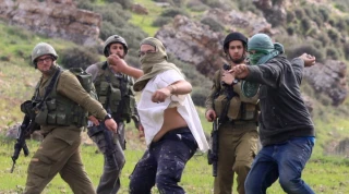 ضرب وشتم دختر فلسطینی توسط شهرک نشینان صهیونیست