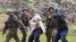 ضرب وشتم دختر فلسطینی توسط شهرک نشینان صهیونیست