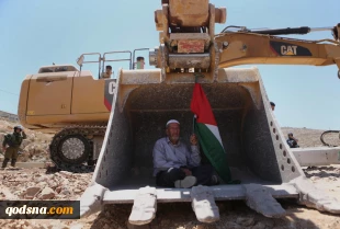پیرمرد با پرچم فلسطین در داخل بولدوزر اسرائیل