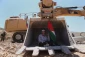 پیرمرد با پرچم فلسطین در داخل بولدوزر اسرائیل