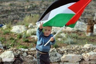 بازداشت یک کودک فلسطینی به جرم در دست داشتن پرچم فلسطین