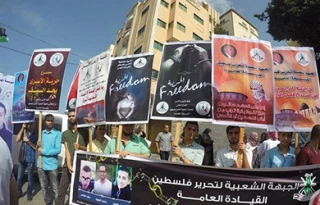 جشن و سرور فلسطینیان غزه برای آزادی و پیروزی سه اسیر فلسطینی
