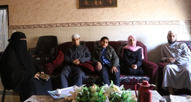 في غزة.. بيتٌ يضم 16 حافظًا للقرآن الكريم