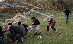 درگیری جوانان فلسطینی با نظامیان صهیونیست در ورودی زندان عوفر 3