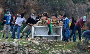 درگیری جوانان فلسطینی با نظامیان صهیونیست در ورودی زندان عوفر 5