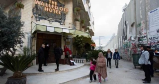 Walled Off hotel starts work in Beit Lahm