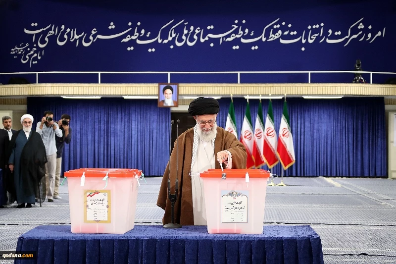لدی ادلائه بصوته للانتخابات الرئاسیة

قائد الثورة الاسلامیة: مصیر البلاد بید ابناء الشعب 2