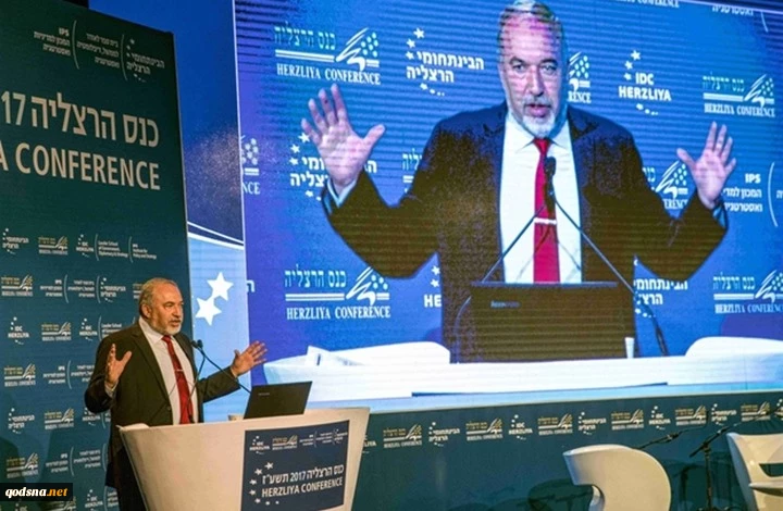 ليبرمان، بادر بدعوة الملك السعودي لإقامة علاقات دبلوماسية

10أشياء كشف عنها مؤتمر هرتسيليا الإسرائيلي حول الأمن
 2