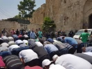 Palestinian worshipers pray outside Aqsa mosque in 4th consecutive day of constraints 2