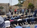 Palestinian worshipers pray outside Aqsa mosque in 4th consecutive day of constraints 8