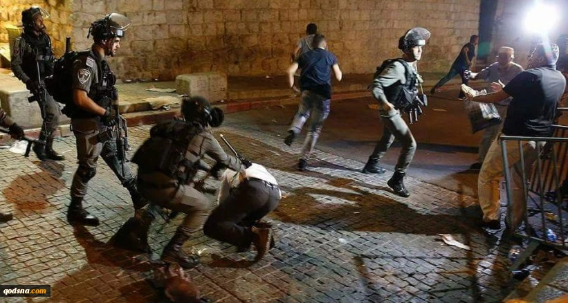 المقدسيون ينتفضون نصرة للأقصى

34 إصابة جراء قمع قوات الاحتلال للمصلين أمام باب الأسباط بالقدس المحتلة
 2