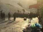 الاحتلال يفرض حظر التجول في شوراع القدس القديمة

الاحتلال يحول القدس لثكنة عسكرية ويغلق البلدة القديمة

 2