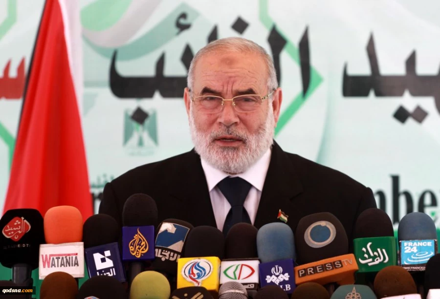 ناشد المسلمين في العالم للمسارعة إلى دعم مدينة القدس سياسياً ومادياً 

بحر يدعو المقاومة لفرض معادلة جديدة لحماية الأقصى
 2