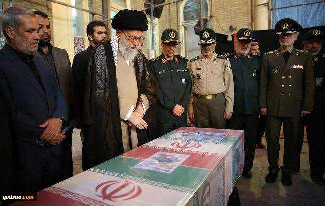 قبيل مراسم تشييع الشهيد؛

قائد الثورة الإسلامية يزور جثمان الشهيد حججي 2