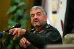 قائد حرس الثورة الإسلامية:

سنضع الجيش الامريكي في نفس المتراس مع داعش اذا صحت الانباء بشأن ادراج الحرس الثوري على قائمة الارهاب
 2