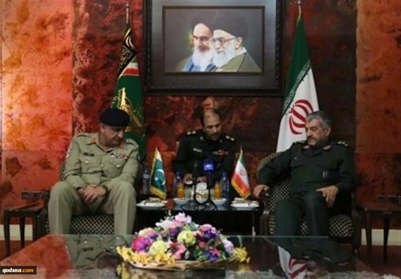 خلال اللقاء الذی جمعهم مساء امس؛

ماهی النصیحة التی قدمها اللواء جعفری الى قائد الجیش الباکستانی؟

 2